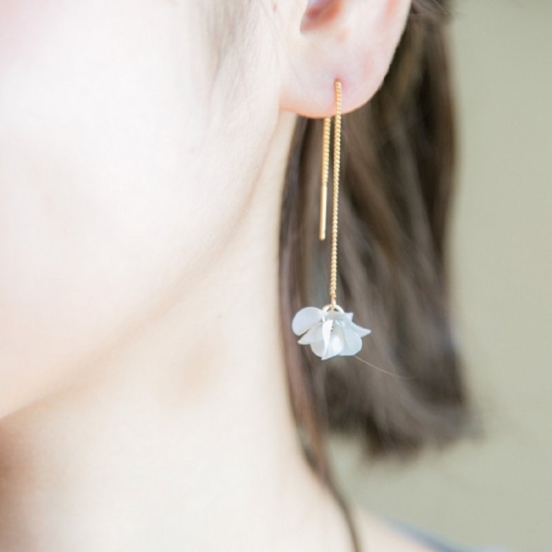 Shaking flower bloom frill earrings / Clip-On | Gray | 18kgp
