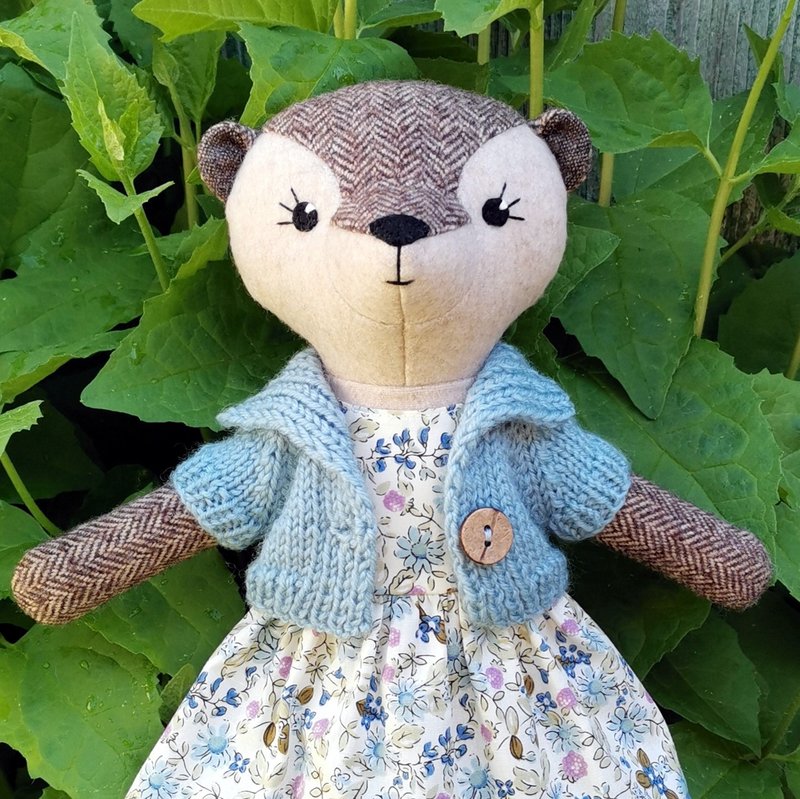 Beige otter girl, handmade fabric plush toy, wool stuffed otter doll - 玩偶/公仔 - 羊毛 多色