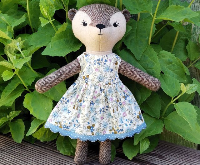 ベージュのカワウソの女の子、手作りの布製ぬいぐるみ、ウールの