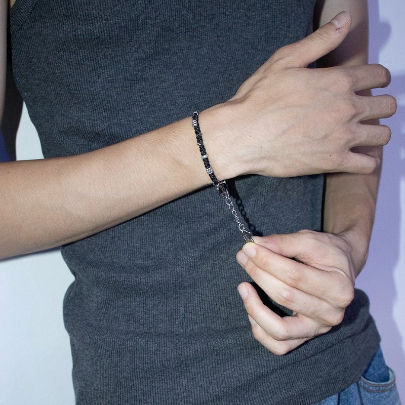 Tiny knot bracelet - 手鍊/手環 - 繡線 黑色