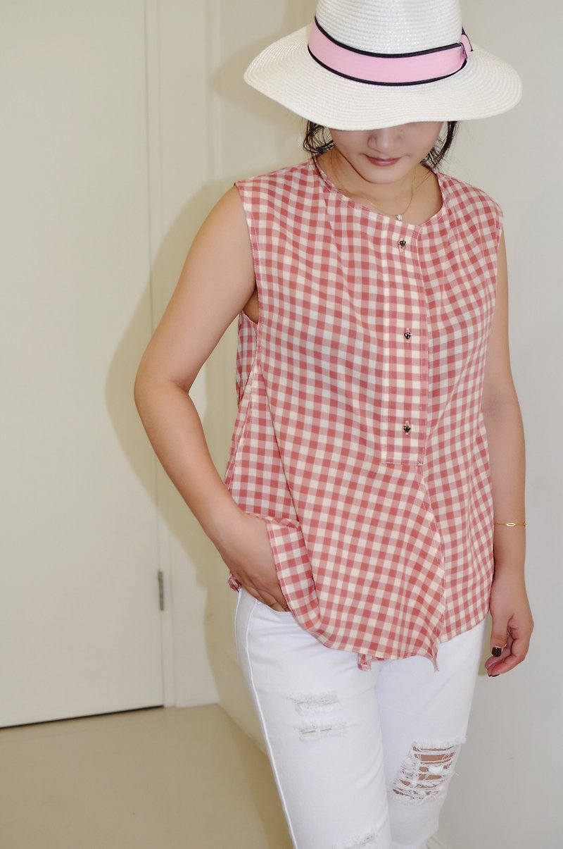 Flat 135 X Taiwanese designers cotton Linen fabric texture red small squares short version sleeveless shirt with diamond buttons loose sense of elegant casual comfort of 100 points - กางเกงขาสั้น - กระดาษ สีแดง