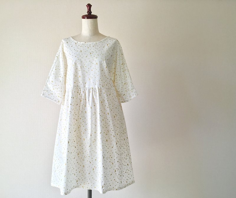 Triangle * gathered dress of grandson pattern * dolman sleeve * 100% cotton * white - ชุดเดรส - ผ้าฝ้าย/ผ้าลินิน ขาว