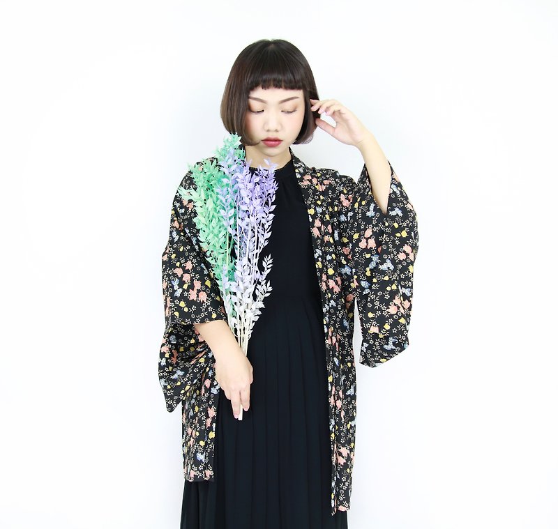 Back to Green::日本帶回和服 羽織 黑底 色彩花卉 //男女皆可穿// vintage kimono (KI-77) - 女大衣/外套 - 其他材質 