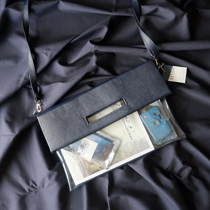 ไฮด์แอนด์ซีคแบก (หนังพียู): สีกรมท่า - กระเป๋าถือ - หนังแท้ สีน้ำเงิน
