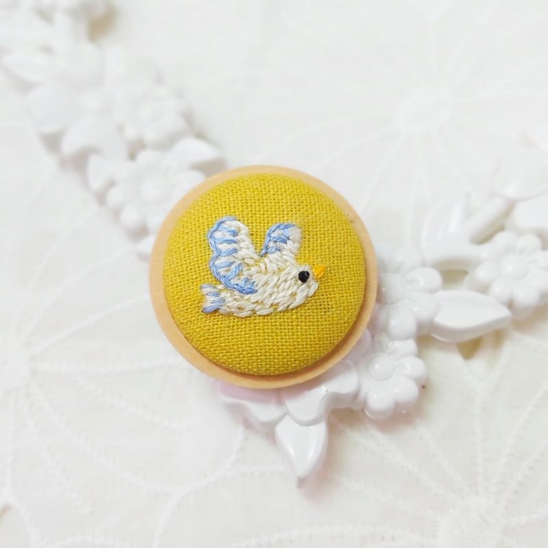 英式手工刺繡鴿子木框胸針 - 胸針 - 繡線 黃色