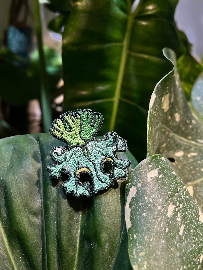 Butterfly Antler Fern Embroidered Badge - เข็มกลัด/พิน - งานปัก สีเขียว
