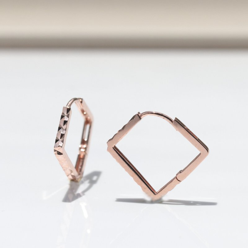 14K Rhombus Lock Earring sparkling cut rhombus earrings - ต่างหู - เครื่องประดับ สีทอง