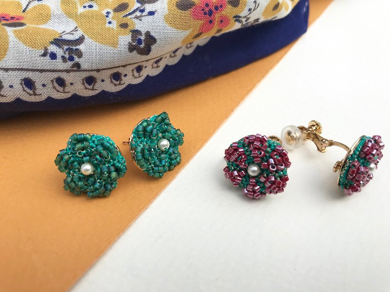 Vintage earrings(red-green) / Clip-ons / gift - ต่างหู - ผ้าฝ้าย/ผ้าลินิน หลากหลายสี