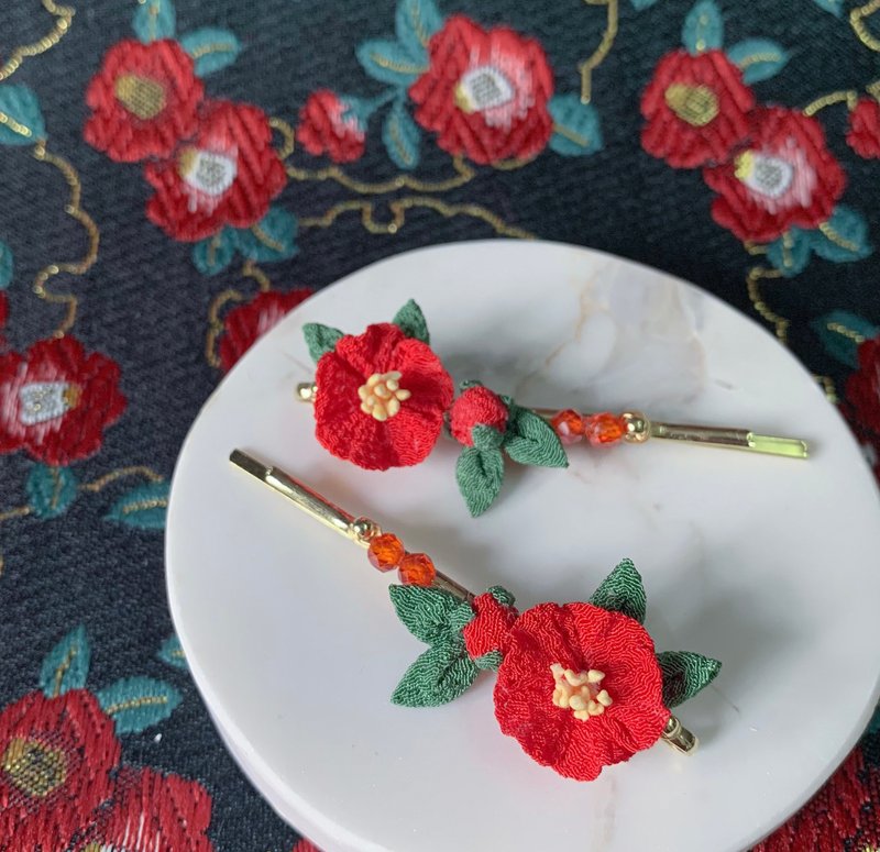 (Winter Flower Tsubaki) Japanese Style Cloth Flower Hairpin つまみ工工 - Hair Accessories - Other Man-Made Fibers Red