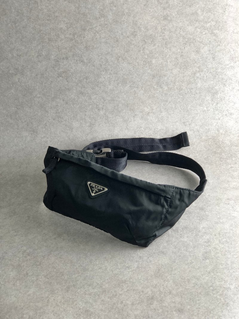 【 日本直送　名牌中古包 】PRADA プラダ ショルダーバッグ ブラック トライアングルロゴ ナイロン スリングバッグ vintage オールド agzse3 - 側背包/斜背包 - 尼龍 黑色