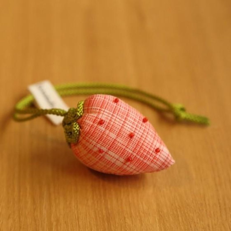 Cute grid handle strawberry strap - อื่นๆ - ผ้าฝ้าย/ผ้าลินิน สีแดง