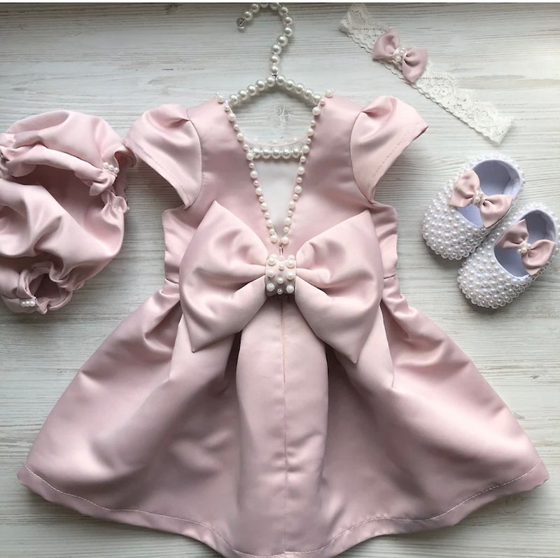 Blush pink dress with pearls, headband, panties, pearls shoes for baby girl. - ชุดเด็ก - วัสดุอื่นๆ สึชมพู