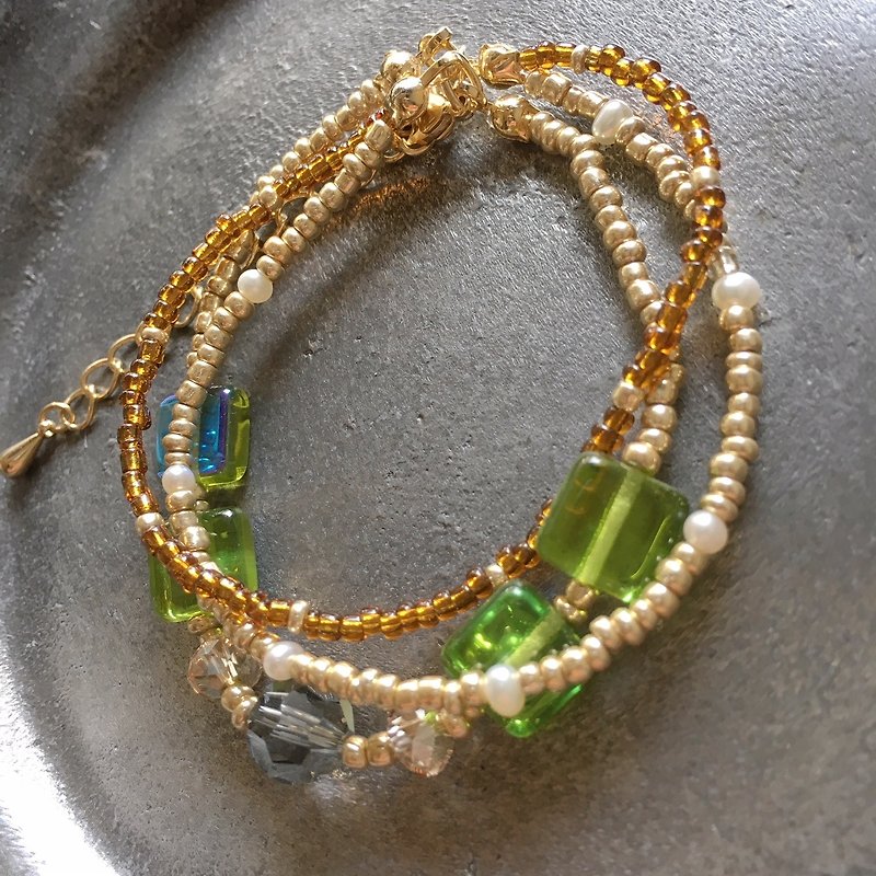 Triplicate bracelet of Czech mix beads - สร้อยข้อมือ - แก้ว สีทอง