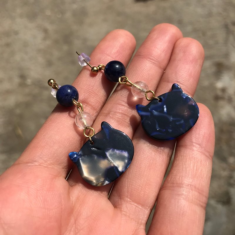 【Lost and find】 natural stone blue crystal white cat earrings ear clip - Earrings & Clip-ons - Gemstone Blue