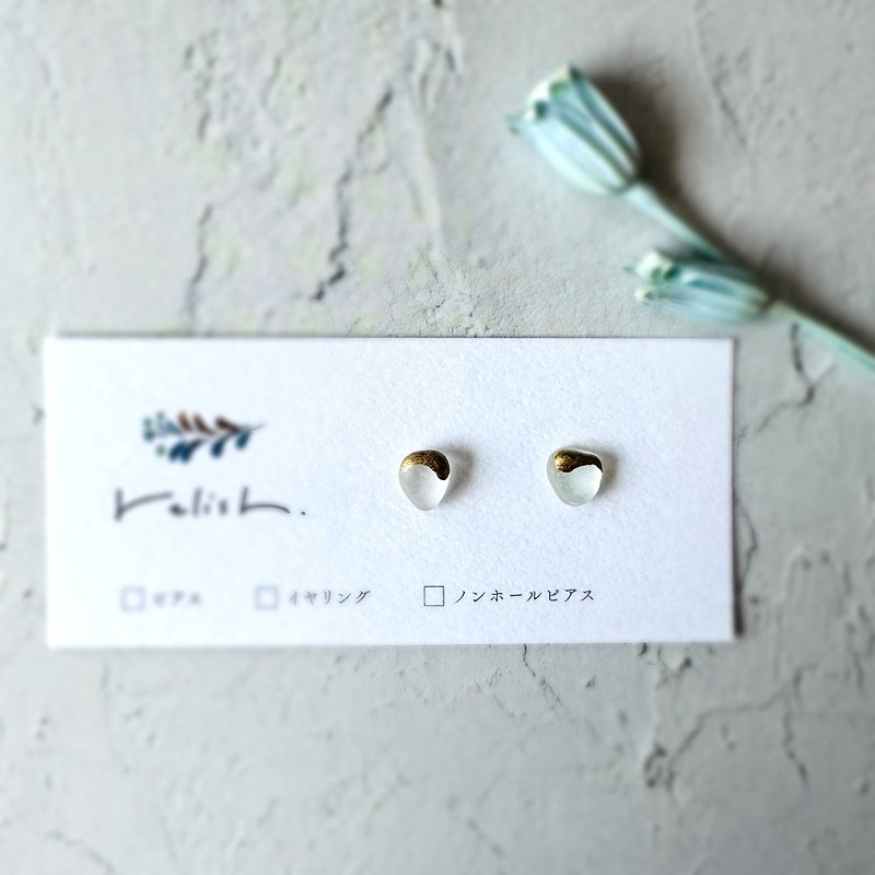 [Resale] Gift from the Sea Sea Glass Kintsugi Line Earrings Non-pierced Earrings Simple Small Small Gold Gold White Glass Office Extra Small Polished - ต่างหู - แก้ว ขาว