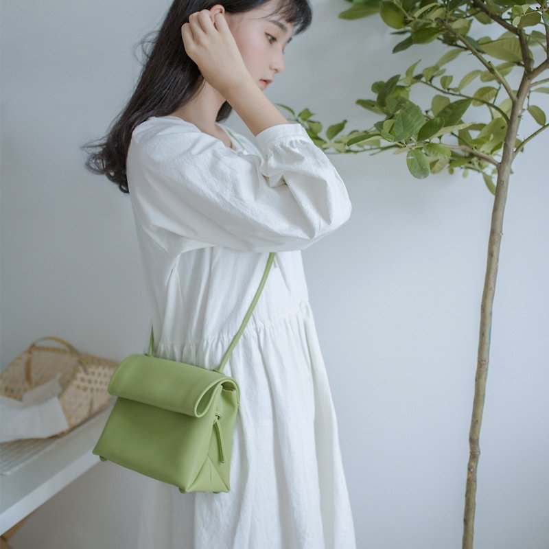 Small grass green macarons minimalist handmade color leather leather crossbody shoulder bag - กระเป๋าแมสเซนเจอร์ - หนังแท้ สีเขียว