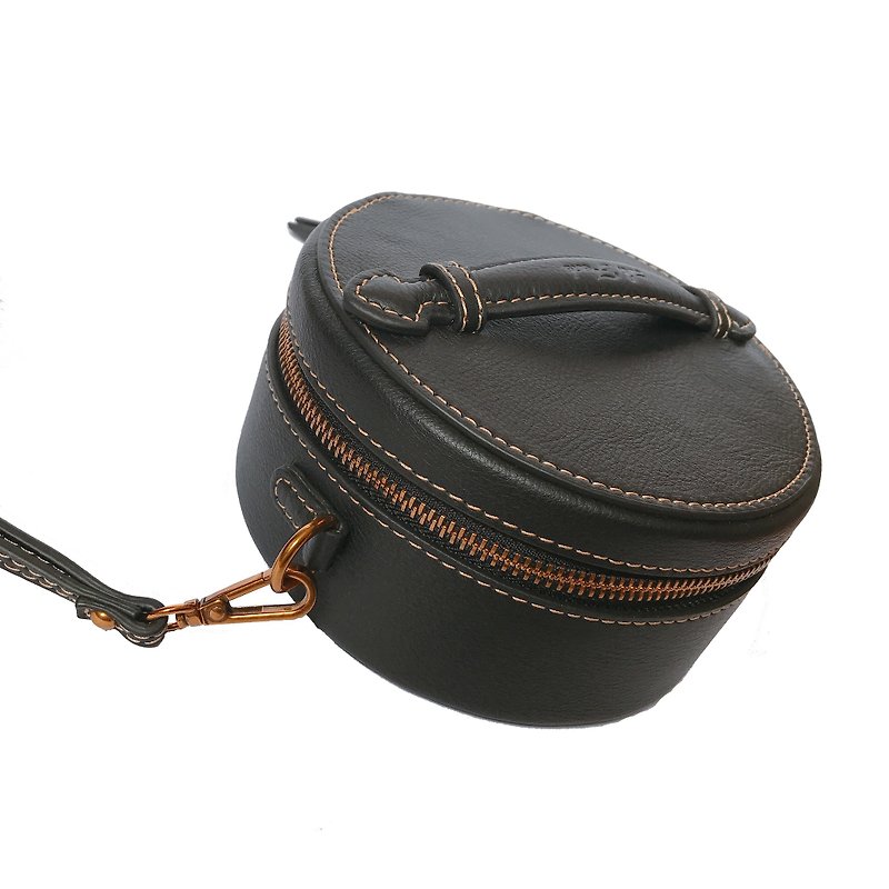 [La Fede] hard shell small round bag clutch bag cosmetic bag side backpack black - กระเป๋าคลัทช์ - หนังแท้ สีดำ