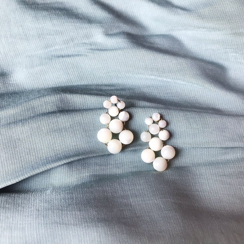White shell beads braided earrings - ต่างหู - เปลือกหอย ขาว