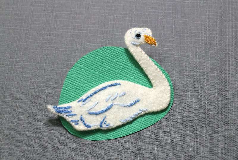 Childlike Zoo Series Swan hand embroidery pin - เข็มกลัด/พิน - งานปัก ขาว