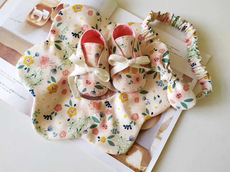 【5月6日後出貨】彌月禮盒 小花兒 360度圍兜  嬰兒圍兜 嬰兒鞋 - 滿月禮物 - 棉．麻 多色