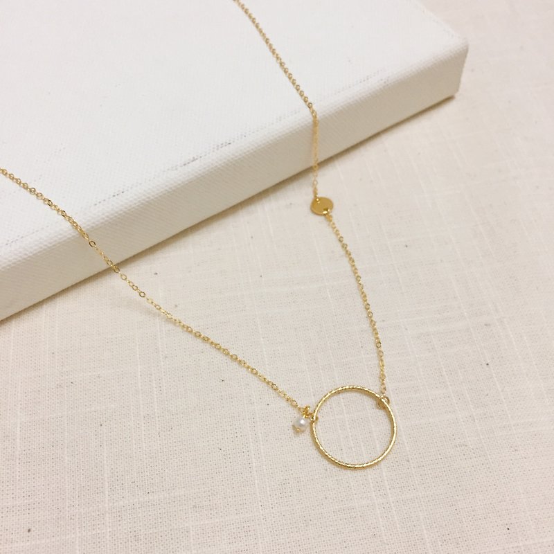 The taste of life - 14K gold-infused pearl twist circle clavicle chain short necklace can be touched by water and will not fade - Collar Necklaces - Pearl Gold
