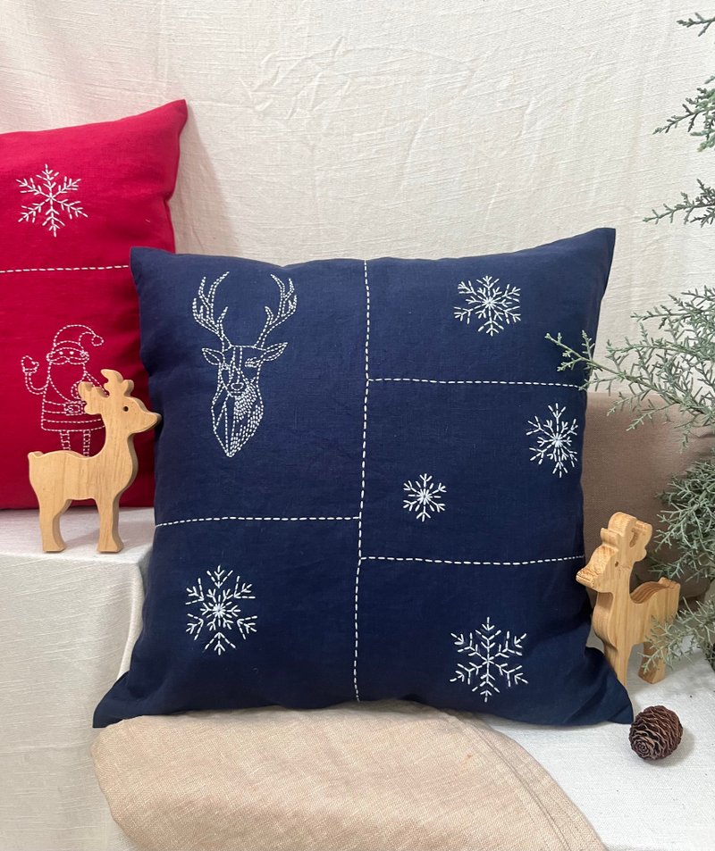 Blue Xmas Linen Cushion Cover – Hand Embroidered Sashiko Reindeer & Snowflakes - 枕頭/抱枕 - 亞麻 藍色
