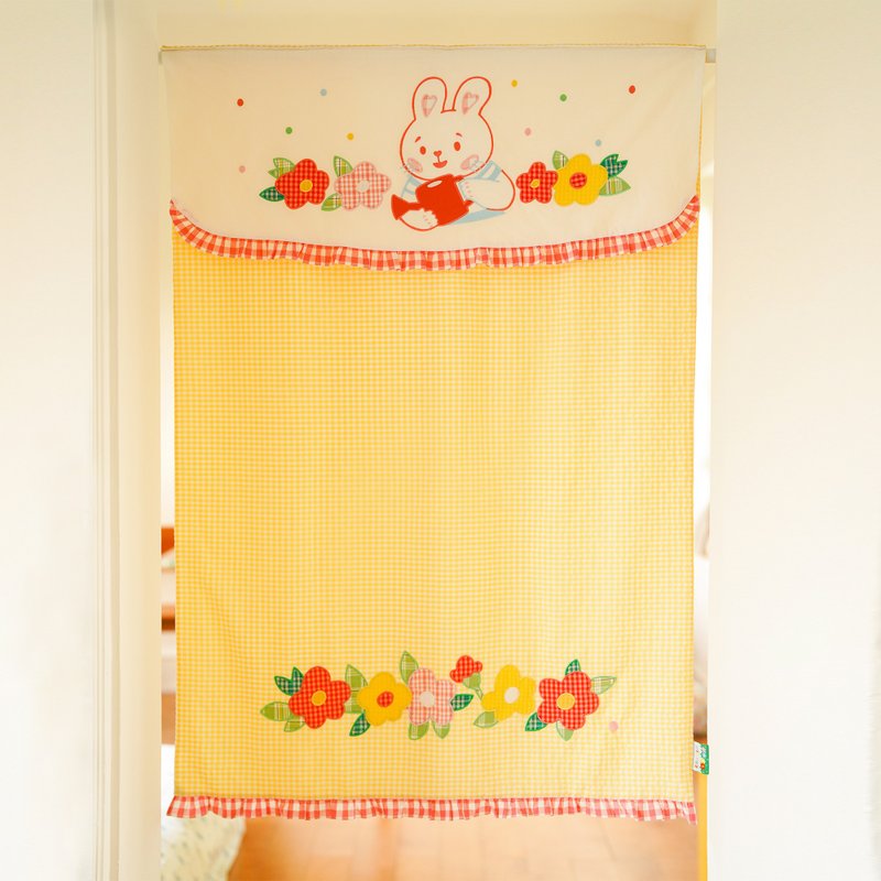 Little rabbit buzzing 80s retro Showa little rabbit watering flower door curtain embroidery fabric - ม่านและป้ายประตู - ผ้าฝ้าย/ผ้าลินิน สีเหลือง