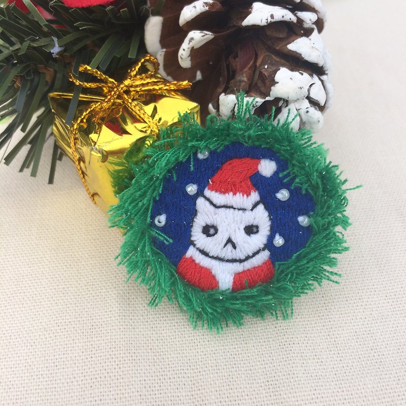 C'est trop Mignon \\ handmade embroidery * furry kitty Christmas wreath pin - เข็มกลัด - งานปัก สีเขียว