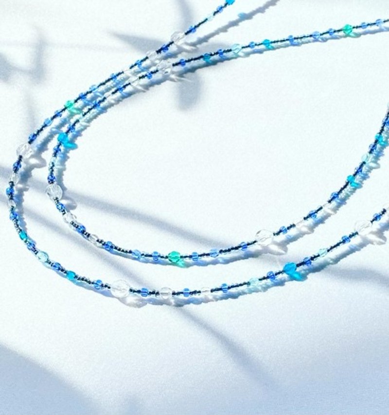 Short necklace with sea-colored and ripple-like beads - Collar Necklaces - Glass Blue