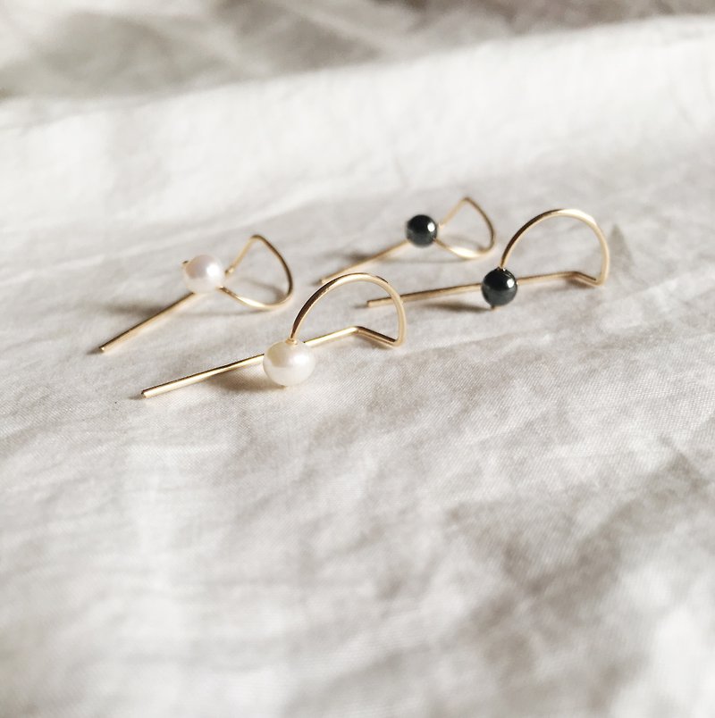 [Half Moon] Black Stone/Pearl 14kgf Gold-Packed Earrings - Earrings & Clip-ons - Semi-Precious Stones Gold