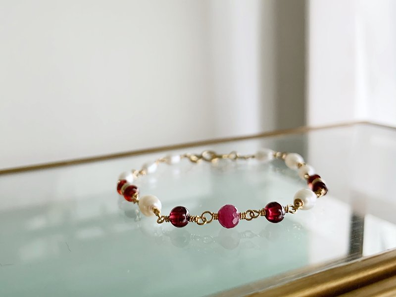 Gemstone bracelet garnet · ruby · freshwater pearl (14 KGF) that attracts radiance - สร้อยข้อมือ - เครื่องเพชรพลอย สีแดง
