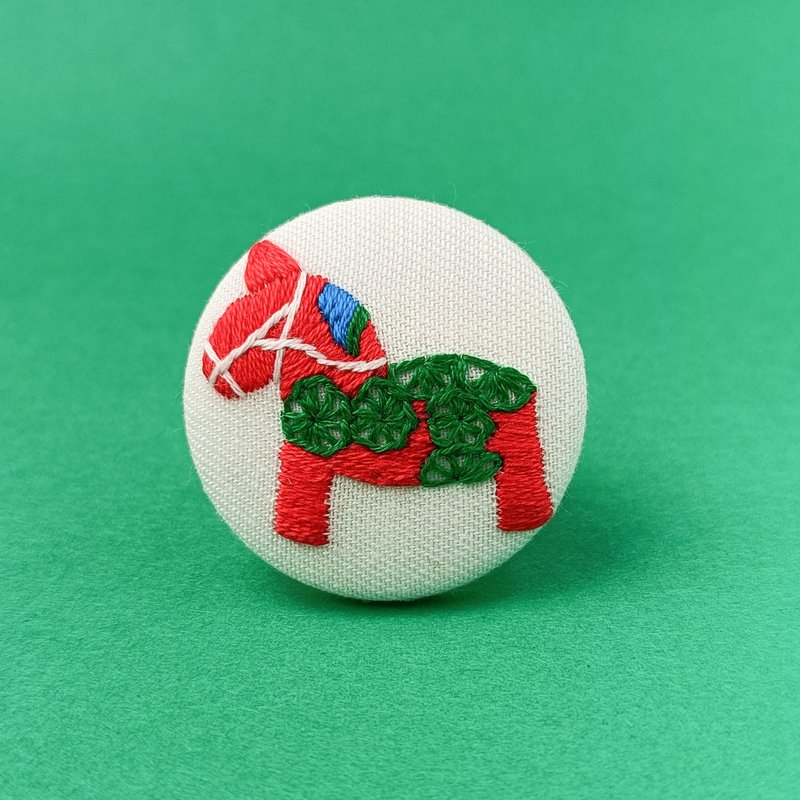 เข็มกลัด/ยางรัดผมปักลายม้าดาลา (Dala Horse) โทนคริสต์มาส - เข็มกลัด - ผ้าฝ้าย/ผ้าลินิน สีแดง