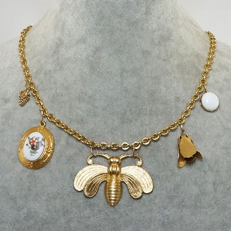 Golden Brass Bee White Flower Floral Charm Matte Gold Necklace Woman Jewelry - 項鍊 - 銅/黃銅 金色
