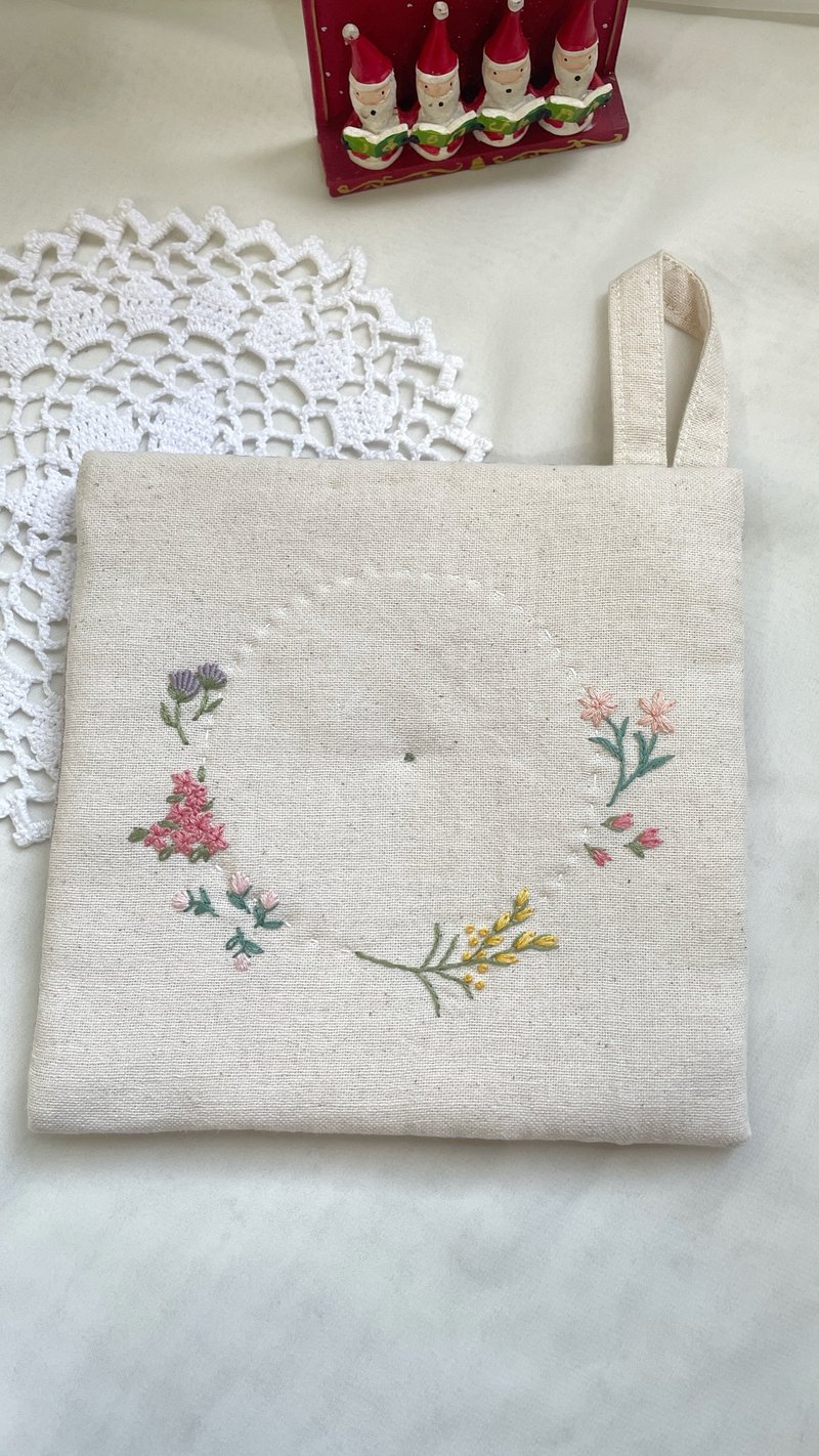 【芳小姐手作】小花園刺繡鍋墊 耶誕節禮物 新居落成禮物 畢業禮 - 擺飾/家飾品 - 棉．麻 多色