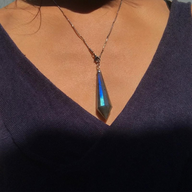 [Lost and find] High-quality natural stone strong blue light labradorite necklace - สร้อยคอ - เครื่องเพชรพลอย สีน้ำเงิน