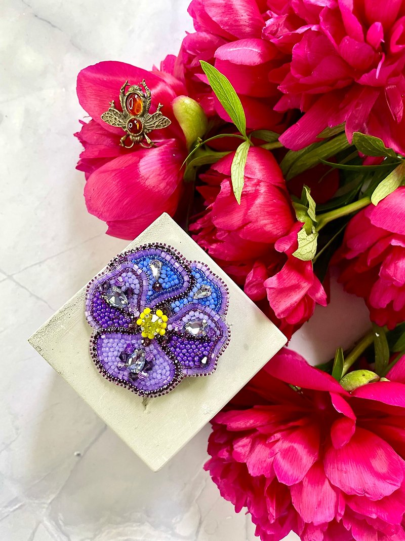 Violet Beaded Brooch, Handmade Embroidered Accessory, Pin Purple Viola - เข็มกลัด - วัสดุอื่นๆ สีม่วง