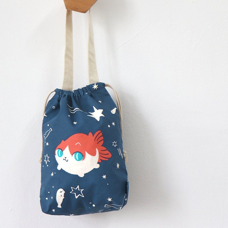 String Bag - Tisha goldfish cat - กระเป๋าถือ - ผ้าฝ้าย/ผ้าลินิน สีน้ำเงิน