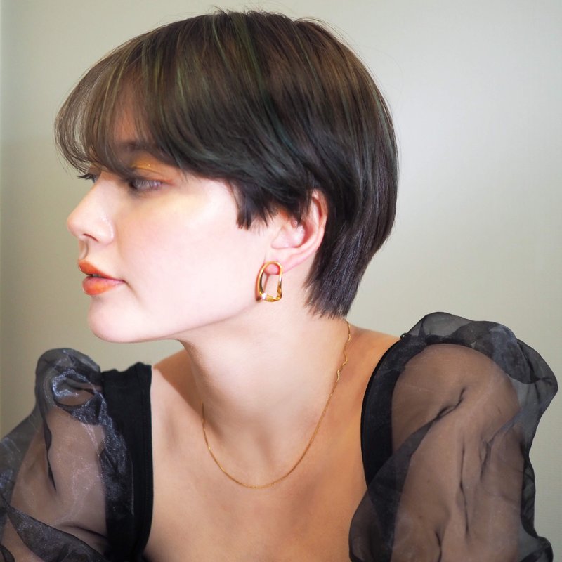 oval twisted earrings - 耳環/耳夾/耳骨夾 - 其他金屬 金色