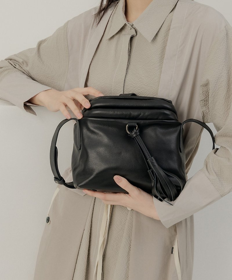 supportingrole genuine leather minimalist soft tassel design shoulder backpack black - กระเป๋าแมสเซนเจอร์ - หนังแท้ สีดำ