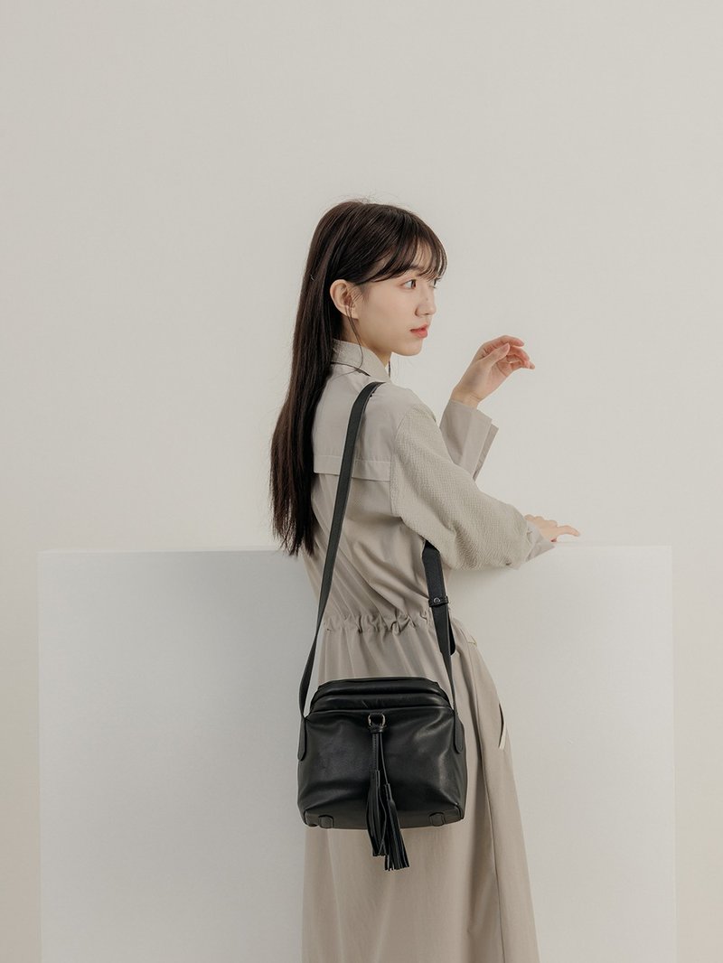 supportingrole 真皮極簡柔軟流蘇設計肩側背包 黑 - 側背包/斜背包 - 真皮 黑色