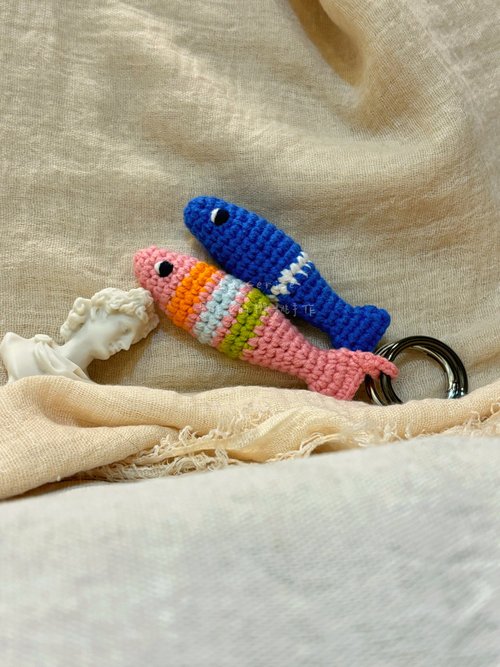 魚の形の編み物キーホルダー かぎ針編みの魚のキーホルダー、かぎ針編みの魚、魚の