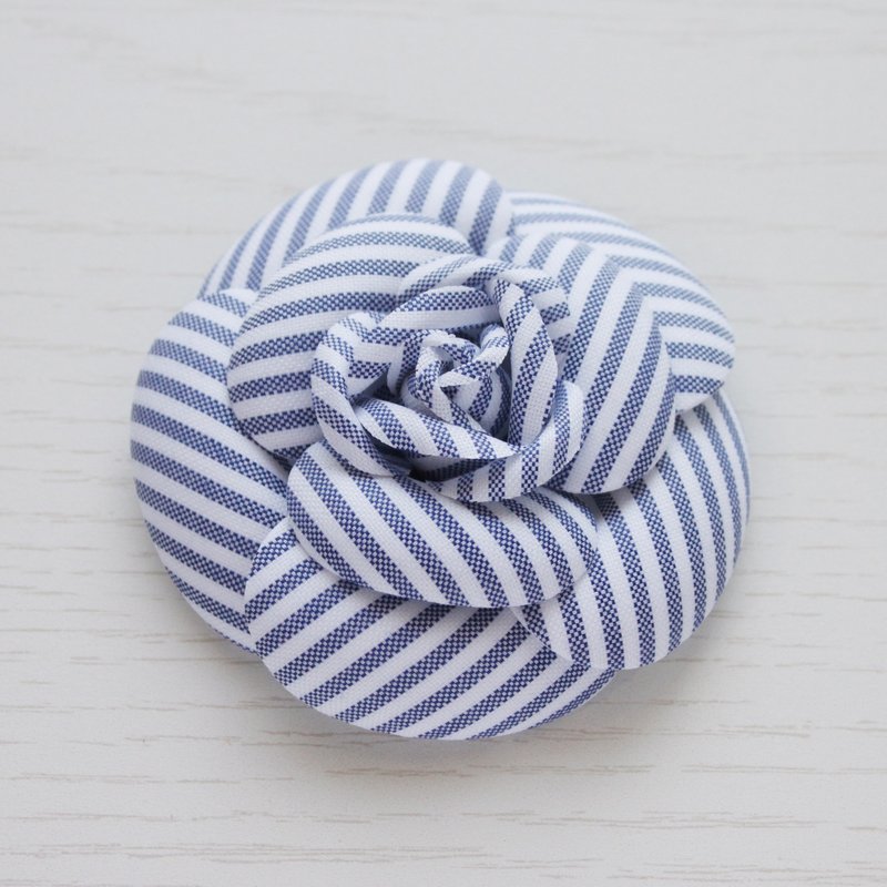 Camellia corsage brooch, diameter approx. 8cm, blue stripe, cotton, CY091-C8LR - เข็มกลัด/ข้อมือดอกไม้ - ผ้าฝ้าย/ผ้าลินิน สีน้ำเงิน