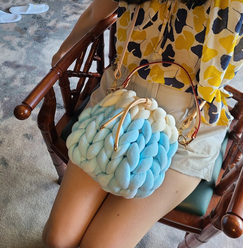 Sky blue × off-white velvet wool two-color small bucket bag - กระเป๋าถือ - ผ้าฝ้าย/ผ้าลินิน สีน้ำเงิน