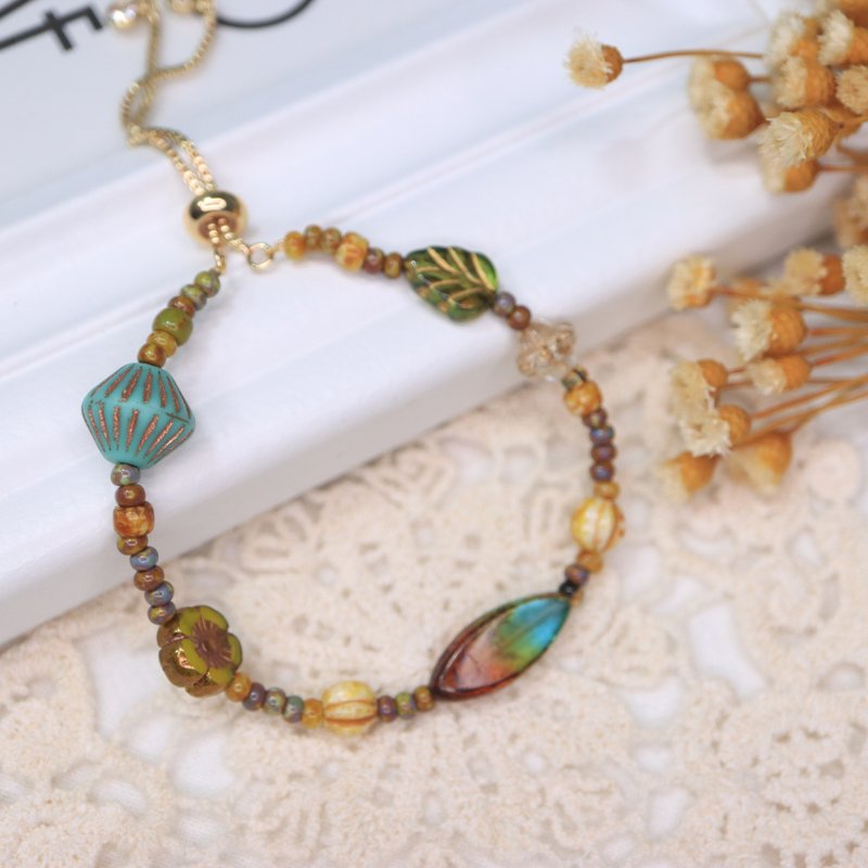 Exotic Nature-Inspired Bracelet / Handmade with Vintage Glass Beads - Bracelets - Glass 