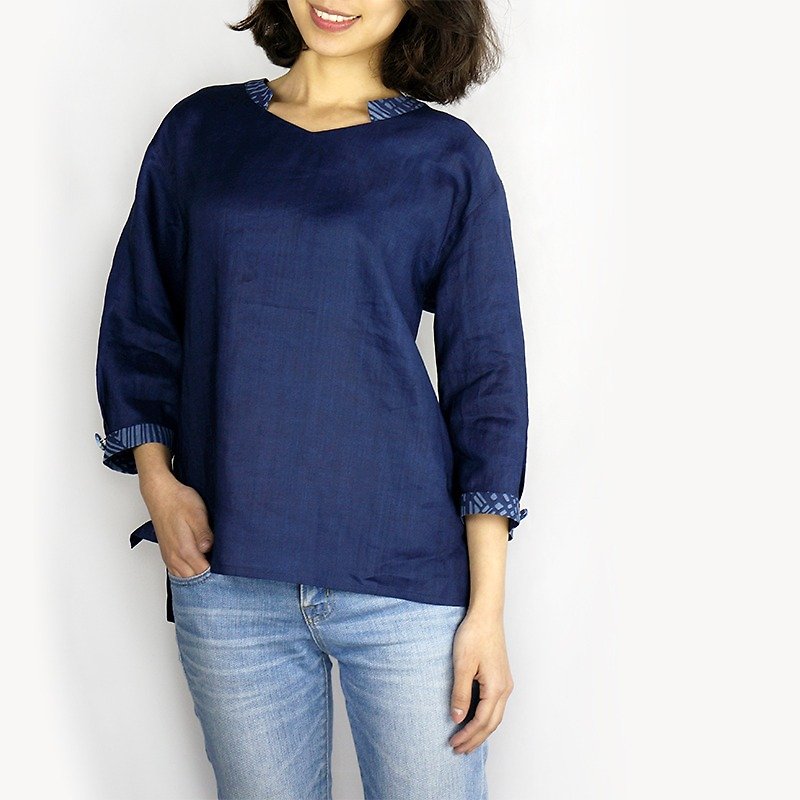 Zhuo Ye Lan Dye-Open Collar Top - เสื้อผู้หญิง - ผ้าฝ้าย/ผ้าลินิน สีน้ำเงิน