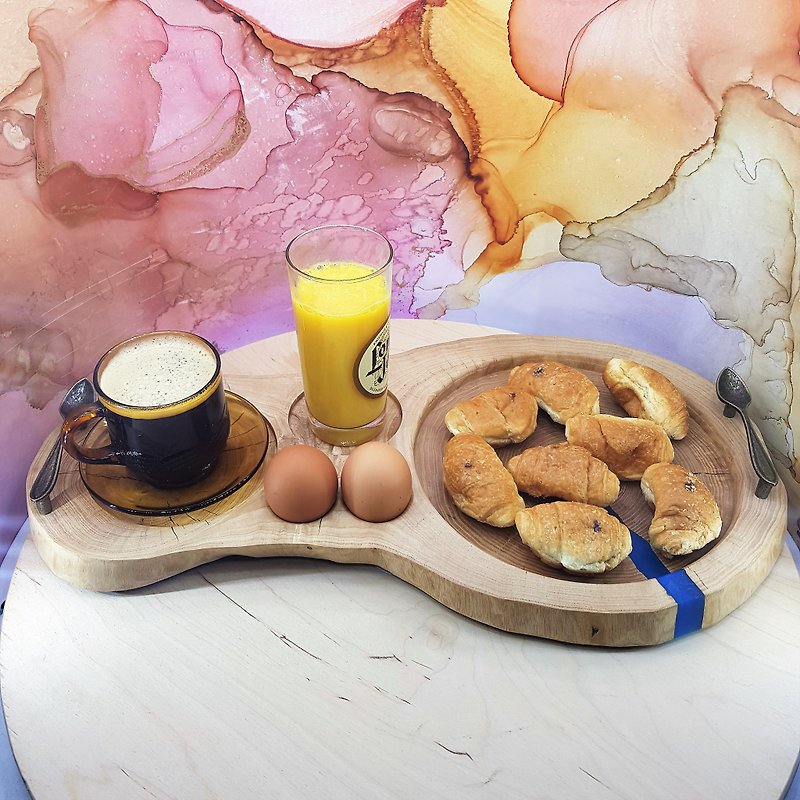 用灰木製成的托盤 用於在床上供應歐陸式早餐