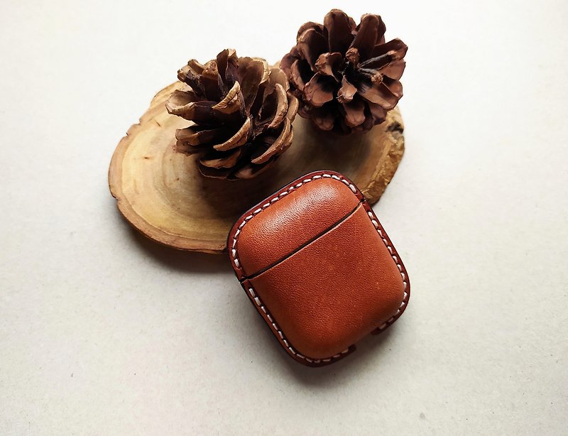 Airpods Handmade Leather Molded Vegetable Tanned Leather Protective Cover Apple Earphone Protective Cover - หูฟัง - หนังแท้ สีนำ้ตาล