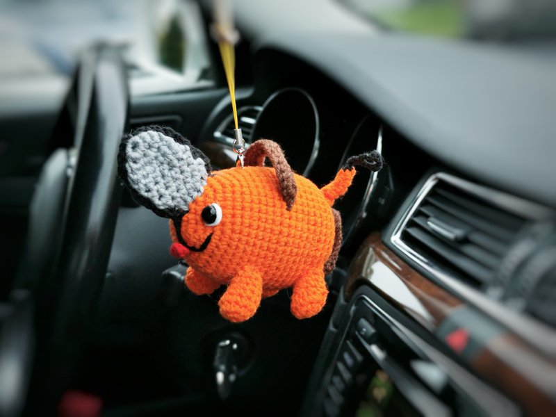Chainsaw man keychain, car accessory, Chainsaw man plush, car rear view hanging - 鑰匙圈/鑰匙包 - 其他材質 橘色