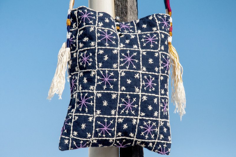 Hand-sewn pure cotton side bag/embroidered cross-body bag/embroidered shoulder bag/indigo hand-sewn indigo dye bag-flowers - กระเป๋าแมสเซนเจอร์ - ผ้าฝ้าย/ผ้าลินิน หลากหลายสี