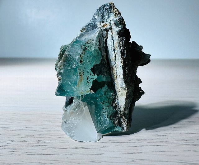 Xianghualing石89 号には、ウッドベースの原石鉱石、水晶鉱石